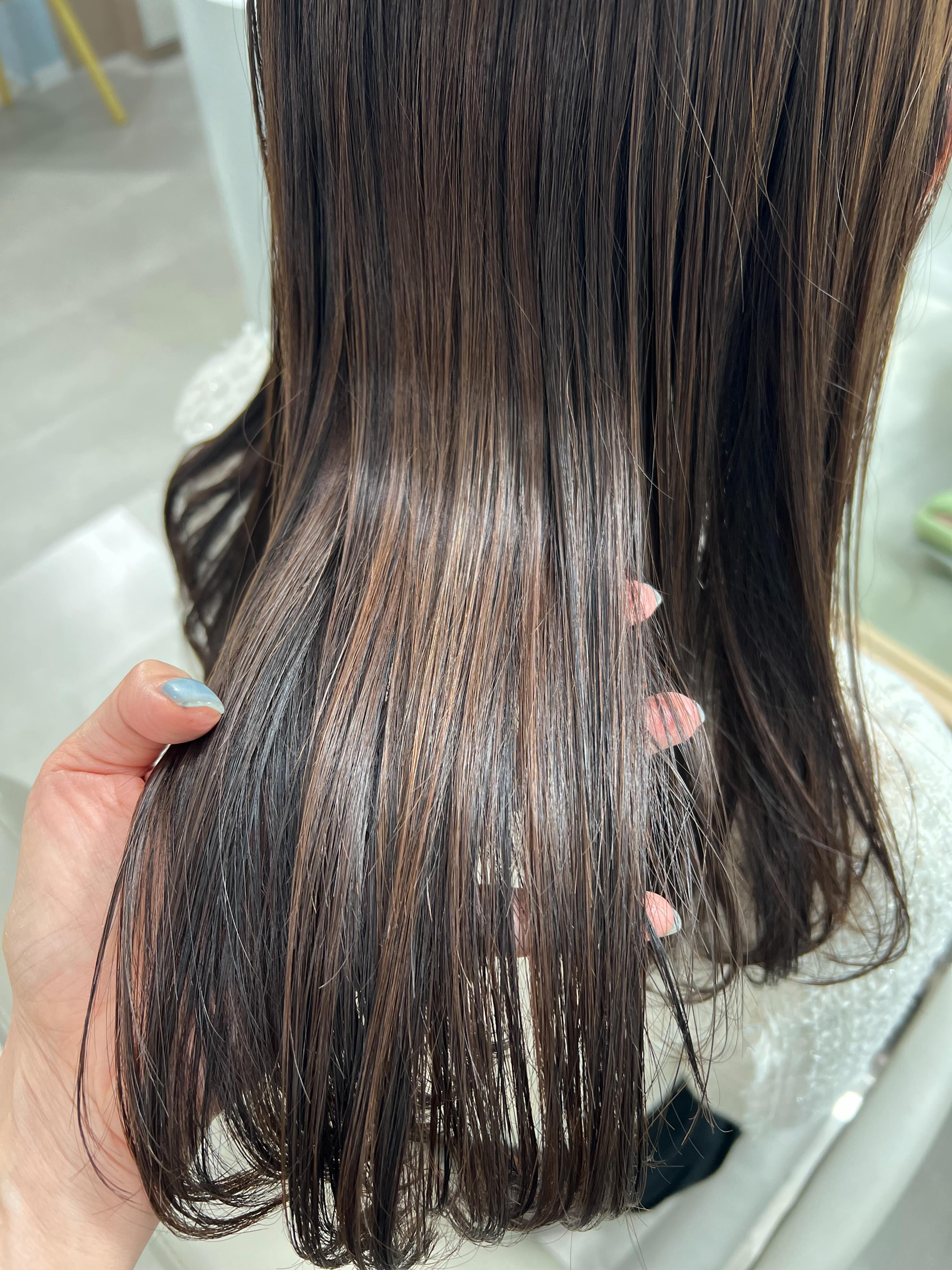 ♡  カラー剤に混ぜるだけで更に艶々の仕上がりへ❣️  【KINUプレックストリートメント 1,500THB】  カラーに特化しているトリートメントで
色持ちもよくサラサラ柔らかい手触りへ🥰  時間がないけどトリートメントもしたい！
傷みやブリーチ髪が気になる、、
と言う方にとってもおすすめです🩵🫶  ♡