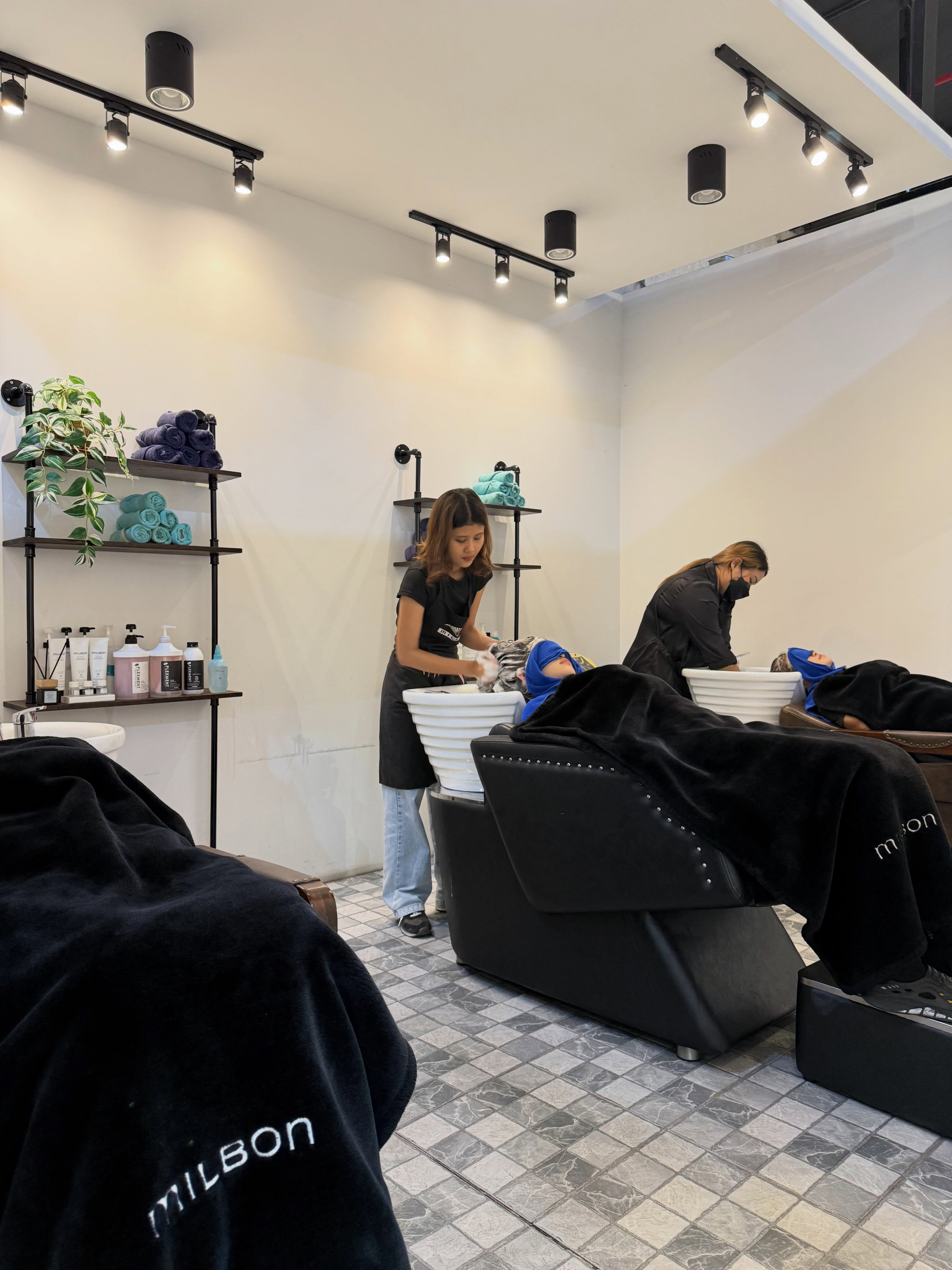A relaxing space for your hair & mind. Experience gentle Japanese style hair care at #HairAtelierADOR 🤍 #ร้านทำผมทองหล่อ
#ร้านทำผมสไตล์ญี่ปุ่น
#トンロー美容室
#スクンビット美容室