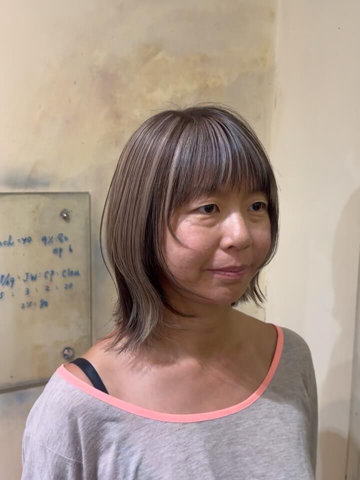 アメリカ在住のお客様。
毎年来てくれてます✨
今回は個性的にアシンメトリーなカットとデザインカラーで似合わせていきました。
ブリーチは1回です。  A client from the U.S. who comes to visit us every year ✨  This time, we created a unique look with an asymmetrical cut and creative color designed to suit her perfectly.  Only one round of bleach was used. ✨  ลูกค้าจากอเมริกาที่มาใช้บริการกับเราทุกปี ✨  ครั้งนี้เราออกแบบลุคที่มีเอกลักษณ์ด้วยการตัดผมแบบ Asymmetrical และ Design Color ให้เข้ากับสไตล์และบุคลิกของเธออย่างลงตัว  ฟอกสีเพียง 1 ครั้งเท่านั้น ✨  