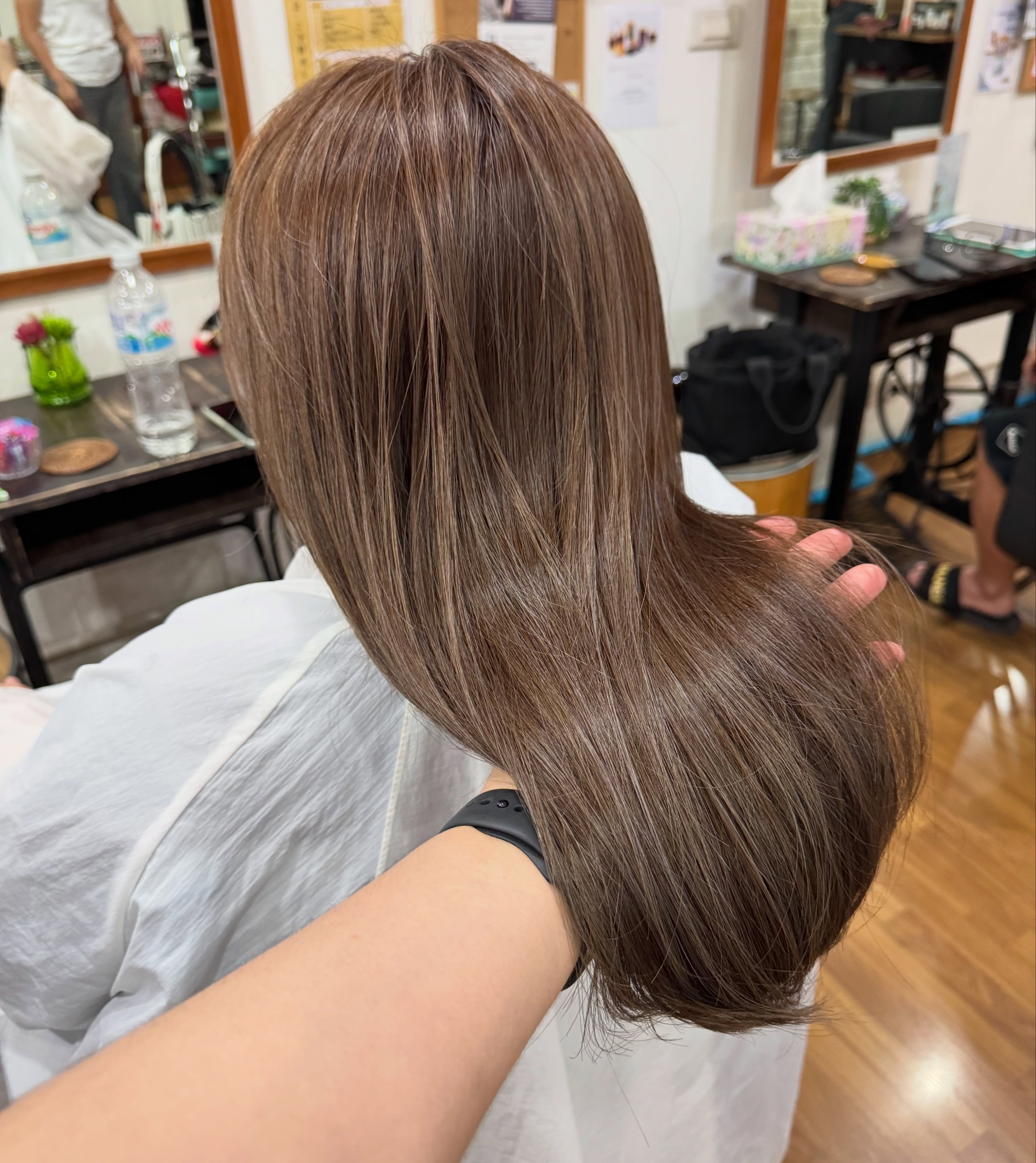 Highlight color
ハイライトカラー  全体に馴染むように細めにチップをとってコントラストをあえてあまり出さないようにしたカラー。  初めて全体のハイライトする方にもおすすめ。