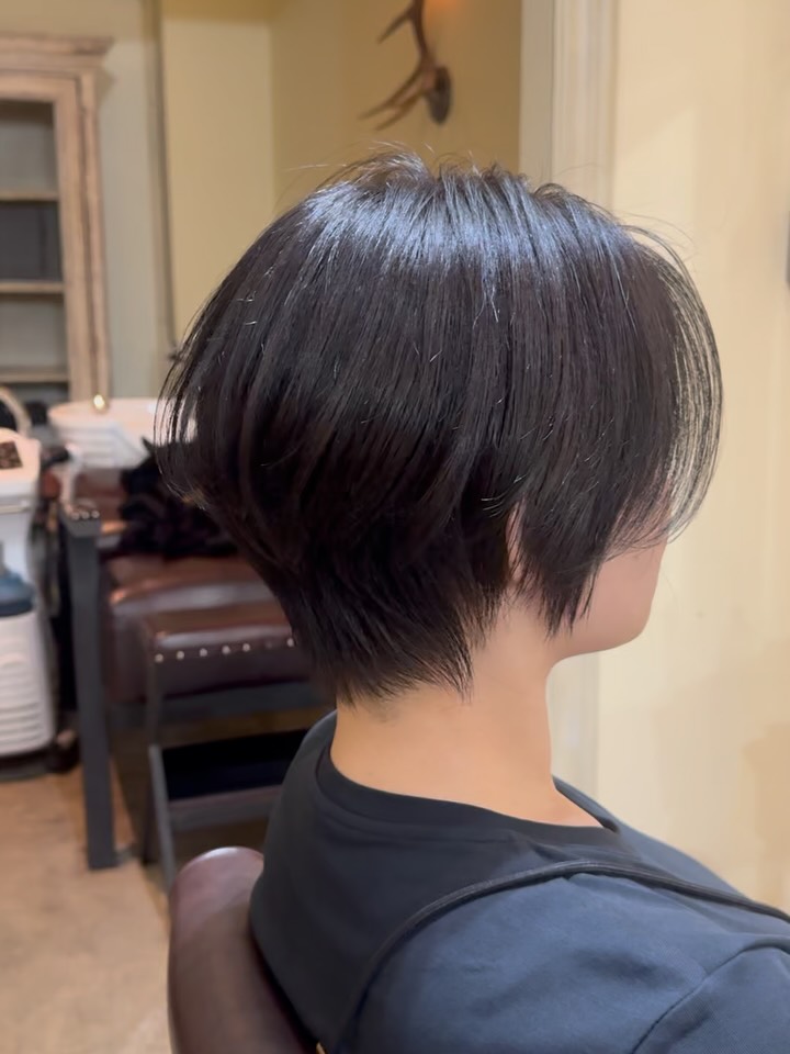 ショートスタイルはバランスが非常に大事です。
ご来店された時はトップの高さに対して襟足が長すぎて縦に間延びした感じに見えてしまっていたので、襟足を詰めて根本をしっかり削ぎ質感調整しました。
スタイリングはオイルをつけて軽く束感を出すだけの簡単に再現できるようにカットしています。
ショートスタイルはお任せ下さい。
圧倒的に扱いやすいスタイルにさせて頂きます  Short hairstyles are all about balance ️  When she came in, the nape was too long compared to the height at the top, making the overall shape look too elongated.  I shortened the nape and carefully removed weight from the roots to create a cleaner, more balanced shape with better texture.  For styling, all you need is a little hair oil to create soft separation and definition. The cut is designed to be easy to recreate at home.  Leave your short hairstyle to me 
I’ll create a style that’s not only beautiful, but much easier to manage every day.  ทรงผมสั้น สิ่งสำคัญคือ “ความสมดุล” ️  ตอนที่ลูกค้าเข้ามา ช่วงท้ายทอยค่อนข้างยาวเมื่อเทียบกับความสูงบริเวณด้านบน ทำให้ทรงโดยรวมดูยาวเกินไป  ครั้งนี้ผมจึงตัดช่วงท้ายทอยให้สั้นลง พร้อมลดน้ำหนักตั้งแต่บริเวณโคนผมอย่างละเอียด เพื่อปรับทรงให้ดูสะอาด สมดุล และมี Texture ที่สวยขึ้น  สำหรับการเซ็ตผม แค่ใช้ออยล์เล็กน้อยก็สามารถสร้างช่อผมและมิติที่ดูนุ่มนวลได้แล้ว
เป็นทรงที่ออกแบบมาให้สามารถจัดแต่งเองที่บ้านได้ง่ายครับ  ทรงผมสั้น ไว้ใจให้ผมดูแลได้เลยครับ 
ผมจะออกแบบทรงที่ไม่เพียงแค่สวย แต่ยังช่วยให้ดูแลและจัดทรงได้ง่ายขึ้นในทุกๆ วันครับ  #bangkok #sukhumvit39  #phromphong #dearhairdesign #shorthair