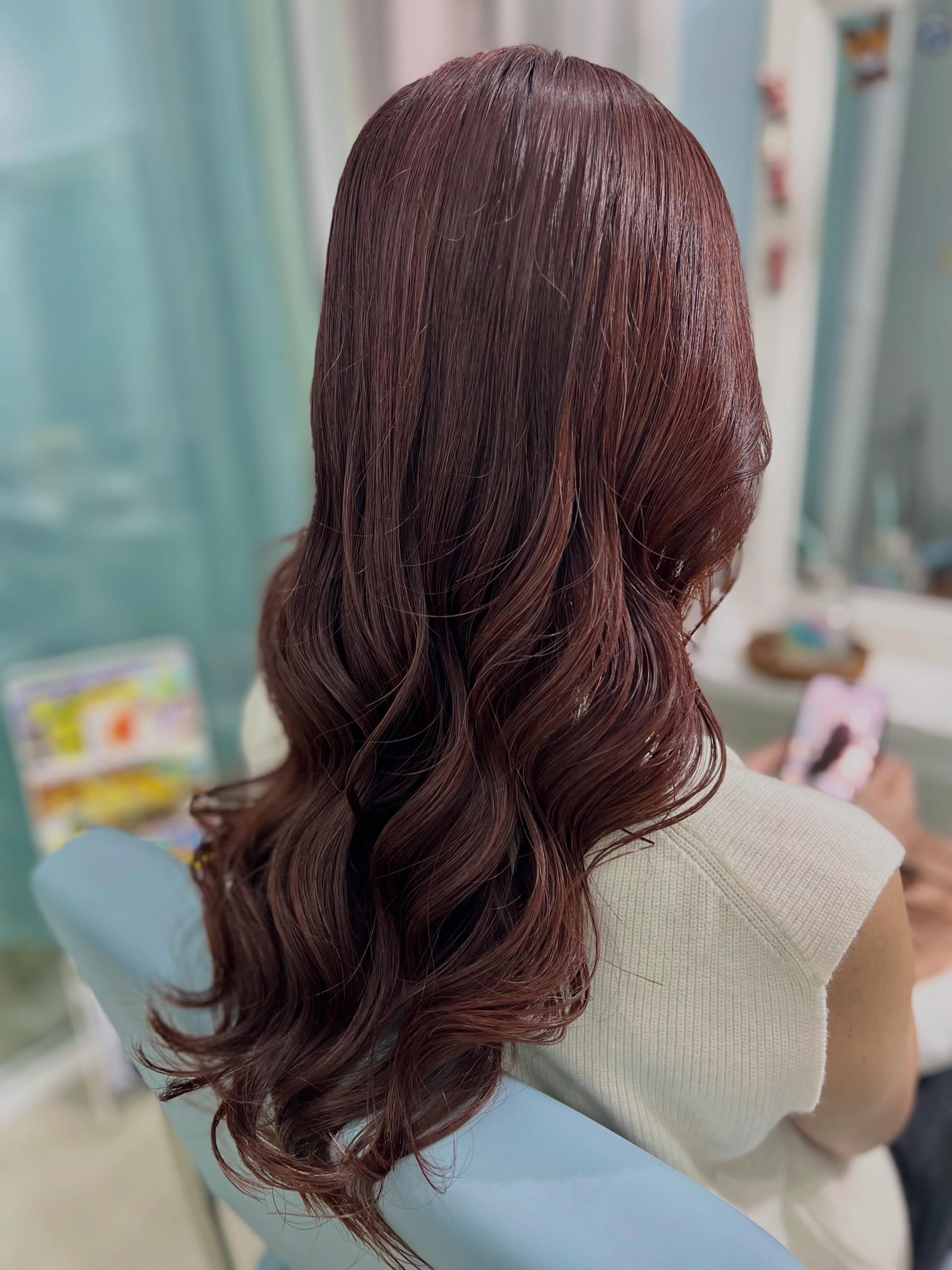 赤やピンクの暖色系カラーも人気です❣️髪の艶が格段にアップします♪ ด้วยเทคนิคการผสมผสานโทนสีที่ลงตัว
ช่วยให้สีผมโทนแดงประกายชมพู ดูมีความโดดเด่น
สไตลิสต์ansR ยินดีให้คำปรึกษาด้านสุขภาพเส้นผม ออกแบบทรงผมและ
ดีไชน์สีผมให้เหมาะกับคุณสาวๆทุกท่านค่ะ พบกันที่ ansRนะคะ ️ จองคิวเข้ารับบริการ
Line : https://lin.ee/ipxhtUk
