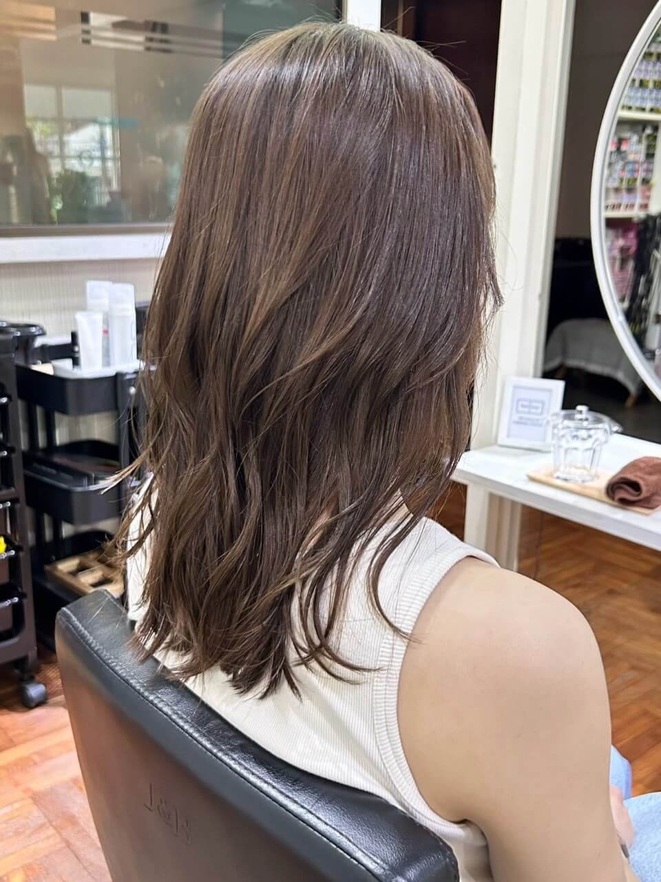 ミントベージュ×ラフウェーブ
旬なミント系のカラーは透明感と肌馴染みどちらもいいとこ取り出来ておすすめです
全体をミックスウェーブで巻いて、ラフなやり過ぎないお洒落さに仕上げてます🫶  Stylist Yumi  ご覧頂きありがとうございます
.
バンコクでも日本と変わらないトレンド感いっぱいの素敵なhairを楽しんでもらいたい！
.
そんな気持ちでトンローとプラカノンで美容院をやっています
.
.
※毛量が多い
※クセで広がる
※タイの水が合わない
※艶がほしい
※今っぽい感じの髪型にしたい
バッサリカットもお気軽にご予約ご相談下さい
.
.
【透けるcolor】と【はちみつトリートメント】が大好評です #balcony_hair
.
.
【トンロー(sukhumvit soi 47)店】
Web予約https://reservia.jp/shop/reserve/4294
℡021157714 
Open9:00-18:00 
BTSプロンポンBTSトンローから徒歩7分
定休日→火曜日＋第2,4水曜日
.
【プラカノン店】
Web予約https://reservia.jp/shop/reserve/4480
℡020561122は
Open9:00-20:00
BTSプラカノンから徒歩1分
BTSエカマイから徒歩5分
定休日→火曜日＋第3水曜日  #bangkok #hairsalon #hairstyle #japanesebkklifeバンコク生活バンコクライフバンコク暮らしバンコクランチバンコクバンコクカフェバンコクレストランタイ海外生活海外在住海外駐在バンコク美容院バンコク美容室バンコク駐在妻バンコク駐在予定バンコク美容髪質改善海外美容師バンコク在住海外美容師求人タイ生活