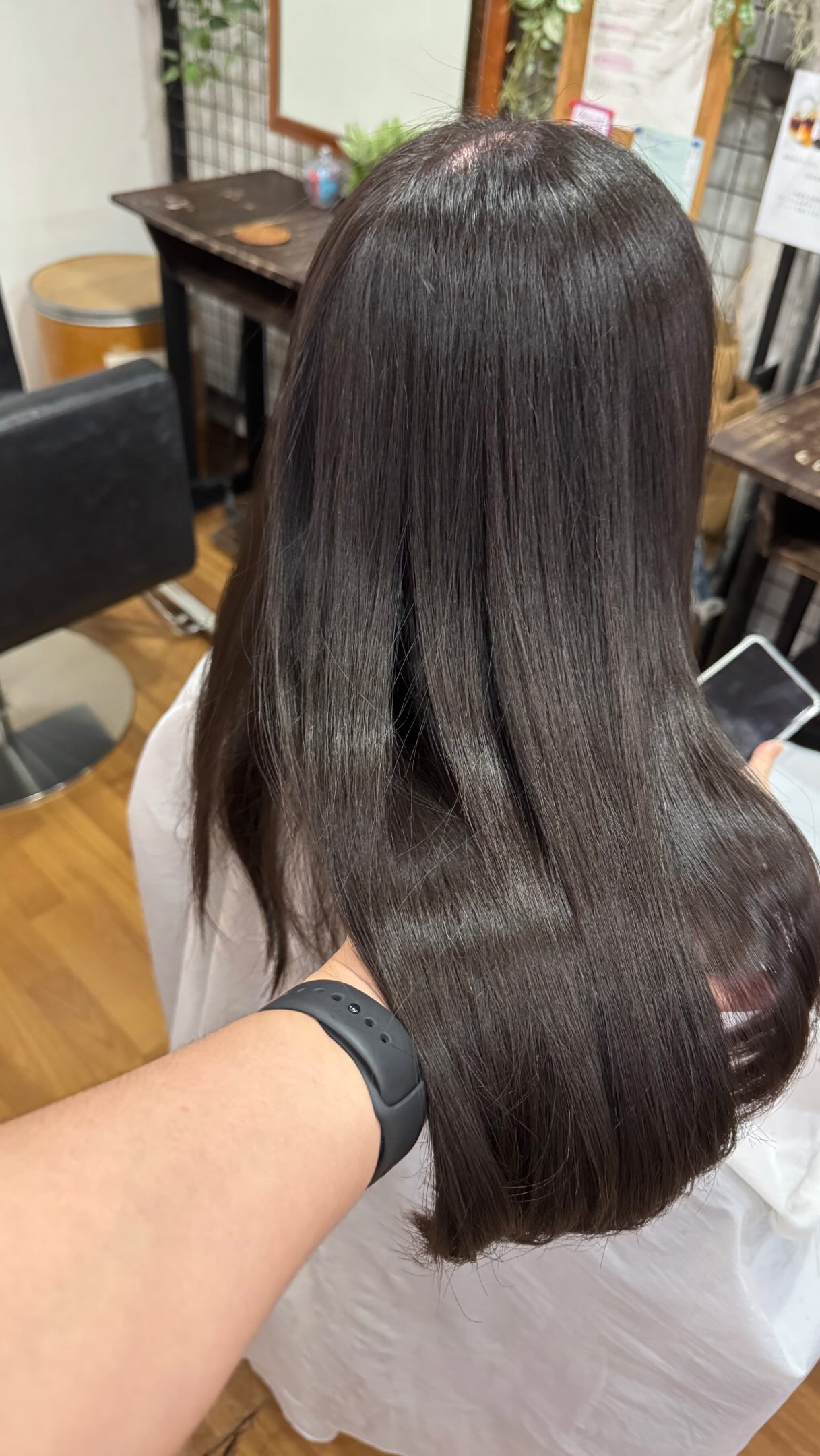 Dark Ash Color
ダークアッシュカラー  ブリーチ無しで作る濃いめのアッシュ。ただの暗い色では無く赤みを抑えて、透明感を兼ね備えた暗めのアッシュ系カラー。