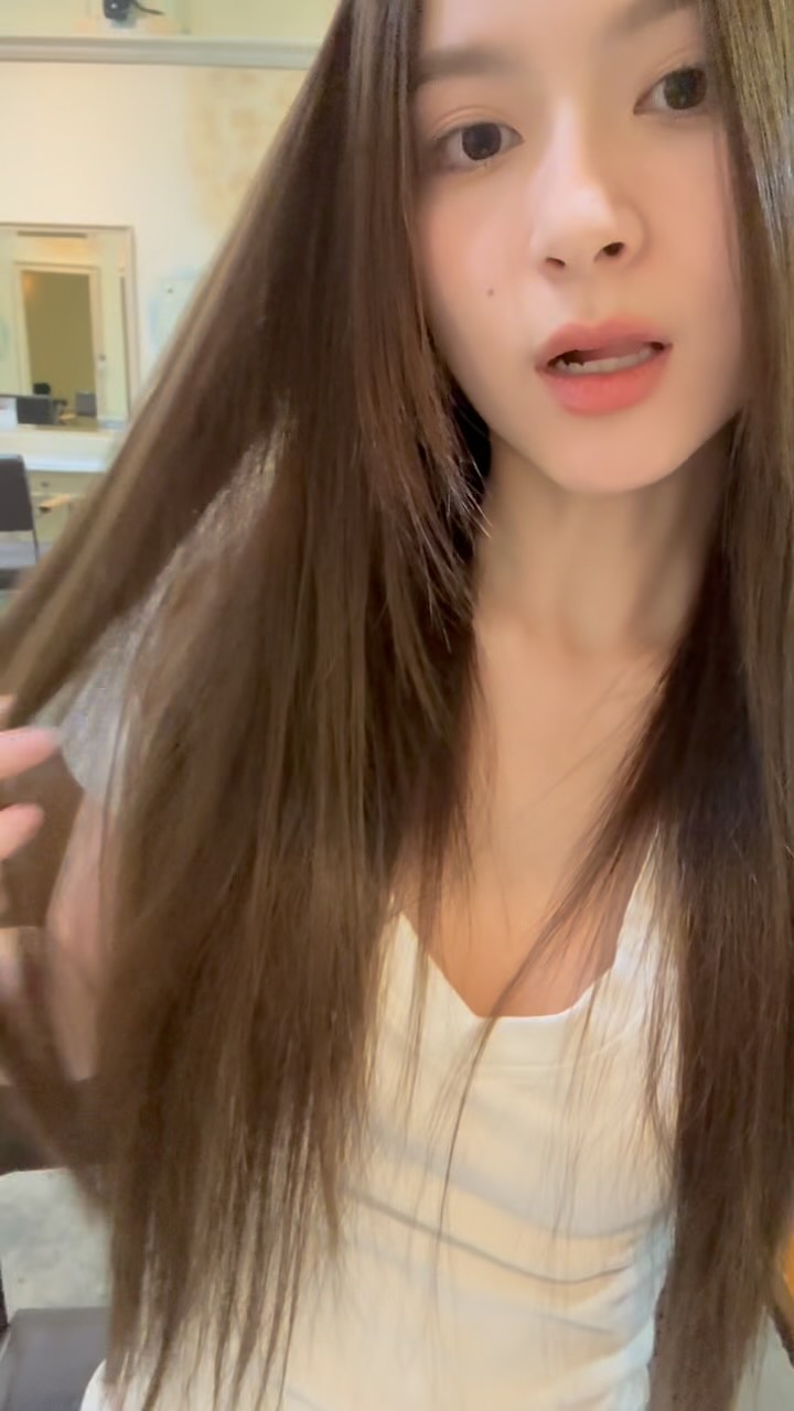 プリムちゃんシリーズの撮影前にカラーに来てくれました。
彼女の髪の毛はすごいオレンジに出やすいので、ダブルカラーで1度明るくした後にマット系のカラーで柔らかいカーキ色を作りました。　緑のシャンプーを自分で作って最後にトナーしています！  透明感のある綺麗な色に仕上がりました  Before filming the new “Prim-chan” series, she came in for a color refresh  Her hair tends to pull very orange, so I first lightened it with a double-color process, then used a matte-based color to create a soft khaki tone.  I also made a custom green shampoo and used it as a final toner to neutralize the remaining warmth.  The result is a beautiful, soft color with lots of transparency  ก่อนถ่ายทำซีรีส์ใหม่ของ “Prim-chan” เธอแวะมาเติมสีผมให้สวยพร้อมสำหรับการถ่ายทำครับ  เส้นผมของเธอมีเม็ดสีส้มออกมาค่อนข้างง่าย ครั้งนี้จึงใช้เทคนิค Double Color เพื่อปรับพื้นผมให้สว่างขึ้นก่อน แล้วลงสีโทน Matte เพื่อสร้างสี Soft Khaki ที่ดูนุ่มละมุน  นอกจากนี้ผมยังผสม Green Shampoo ขึ้นมาเอง และใช้เป็น Toner ในขั้นตอนสุดท้าย เพื่อช่วยหักล้างโทนอุ่นและสีส้มที่ยังเหลืออยู่  ผลลัพธ์คือสีที่ดูนุ่ม สวย และมีความโปร่งใสมากครับ  #bangkok #sukhumvit39 #phromphong #hair #dearhairdrsign