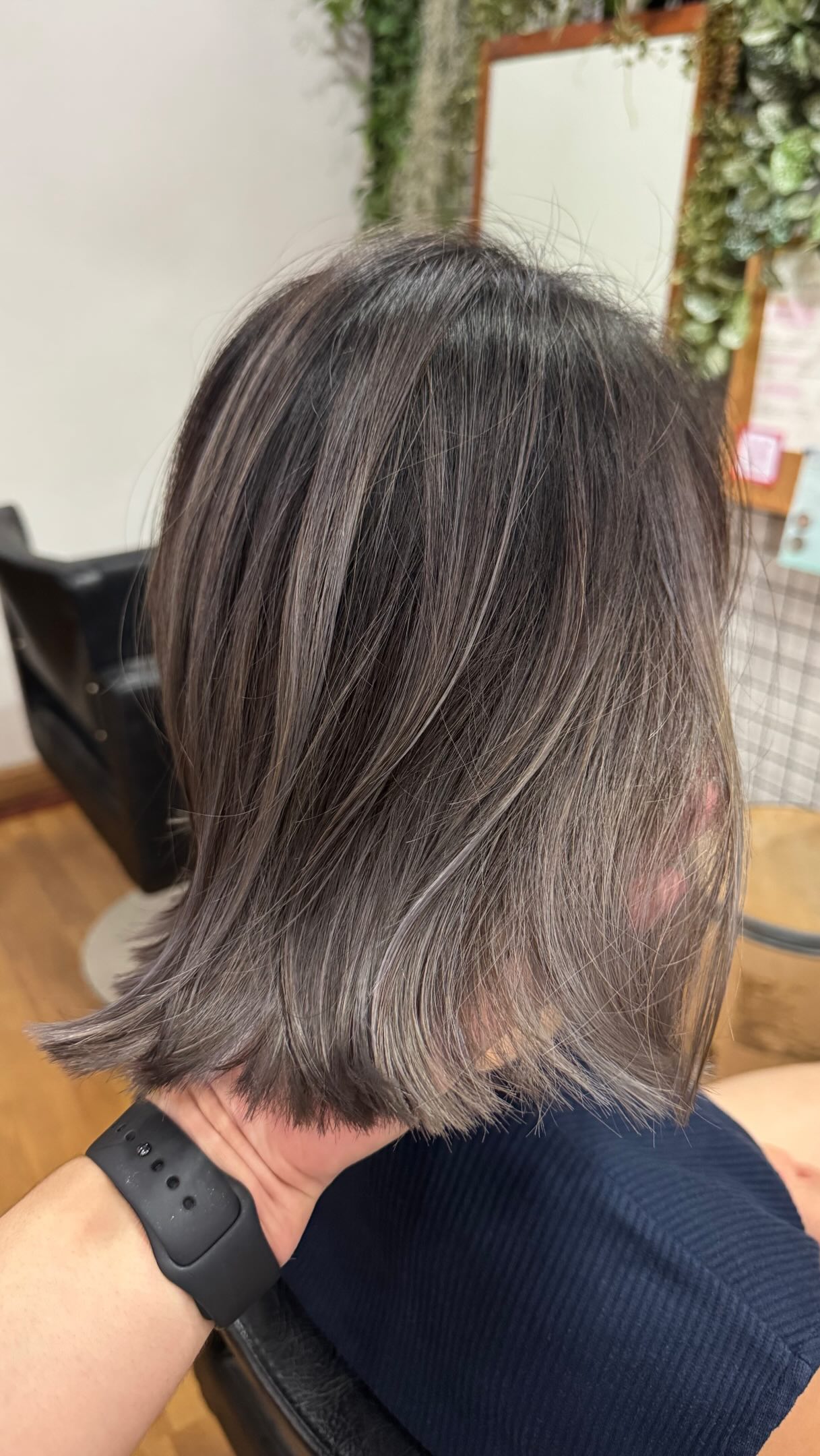 ☆Air touch Balayage☆
エアタッチバレイヤージュ 毛先にかけて自然なグラデーションに見えるようにエアタッチでバレイヤージュ。(ブリーチ2回)毛先がホワイトに近い感じにしたいとのことでシルバー系の色を入れています。
ボブのバレイヤージュは、外ハネにしてもカールでも良い感じになるカラーデザインです。 ※出来るだけダメージは抑えるようブリーチを使用しておりますが、通常のカラーよりもダメージが出ますのでオーダーされるお客様には事前にご理解いただいております。