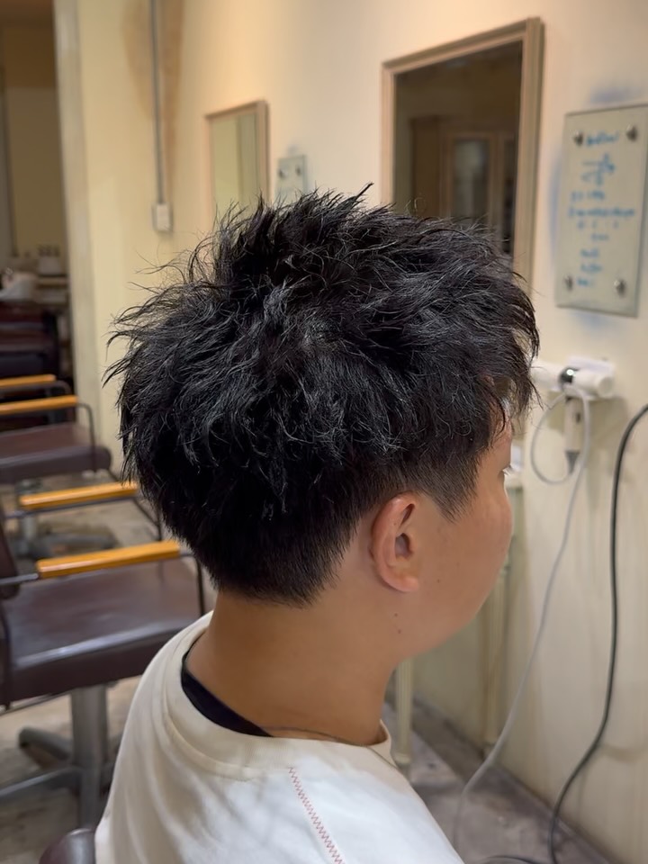 【Buddha Perm（仏陀パーマ）】  波ウェーブやフェザーパーマなど、さまざまなメンズパーマがトレンドになっていますが、今回はその中から「仏陀パーマ」をご紹介します！  ※このネーミングはタイでは適切ではないかもしれません🏻‍♂️  ツイストとウェーブを組み合わせた独特の質感が特徴で、髪に自然な立ち上がりとランダムな動きをプラスします。  最大の魅力は、スタイリングが驚くほど簡単になること！  軽くスタイリング剤をなじませるだけで、ボリュームと動きのあるスタイルが完成します。  まさに、忙しい朝にぴったりの最強時短パーマです🏻  特に、髪が細い方やボリュームが出にくい方、髪の薄さが気になる方にもおすすめです！  毎日のスタイリングをもっと簡単に、もっと楽しくしてくれるパーマスタイルです  ในบรรดาเทรนด์ดัดผมผู้ชายในปัจจุบัน ไม่ว่าจะเป็น Wave Perm หรือ Feather Perm ก็ยังมีอีกหนึ่งสไตล์ที่เรียกว่า “Buddha Perm” ครับ  (แต่ชื่อ Buddha Perm อาจไม่เหมาะกับการใช้ในประเทศไทย ต้องขออภัยด้วยนะครับ 🏻‍♂️)  เทคนิคนี้เป็นการผสมผสานระหว่าง Twist และ Wave เพื่อสร้าง Texture ที่มีเอกลักษณ์ ช่วยให้เส้นผมยกตัวขึ้นได้ง่าย เพิ่มวอลลุ่มและการเคลื่อนไหวอย่างเป็นธรรมชาติ  จุดเด่นคือช่วยให้เซ็ตผมได้ง่ายและรวดเร็วมากๆ เป็นอีกหนึ่งสไตล์ที่ช่วยประหยัดเวลาในการจัดแต่งทรงผมได้อย่างยอดเยี่ยมครับ! 🏻  โดยเฉพาะคนที่มีผมบาง เส้นผมเล็ก หรือต้องการเพิ่มวอลลุ่มแต่เซ็ตผมให้พองขึ้นได้ยาก ผมแนะนำสไตล์นี้เลยครับ!