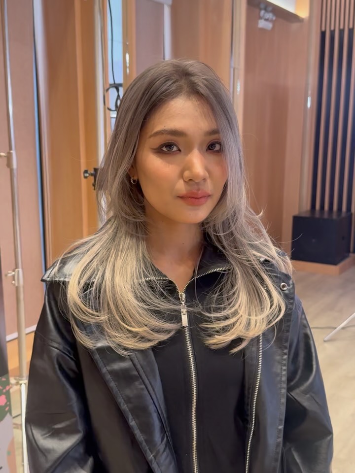 【b-ex Seminar in Surat Thani】
今回は全頭をブリーチしてからリバースバレイヤージュでコントラストのあるカラーを作りました。
カットは長さを切ってフロントから大胆にレイヤーを入れ躍動感のあるスタイルにしました。
モデルさんの印象をガラッと変えた攻めたスタイルですがマッチしたと思います  This time, I bleached the entire head first, then created a high-contrast color using a reverse balayage technique.  For the haircut, I took off some length and added bold layers starting from the front to create a dynamic style full of movement.  It was a bold transformation that completely changed the model’s look, but I think it suited her perfectly!  【b-ex Seminar in Surat Thani】  ครั้งนี้ผมเริ่มจากการฟอกสีผมทั้งศีรษะก่อน แล้วใช้เทคนิค Reverse Balayage เพื่อสร้างสีผมที่มีคอนทราสต์ชัดเจนและมีมิติ  สำหรับการตัดผม ผมตัดความยาวออกบางส่วน พร้อมใส่เลเยอร์อย่างชัดเจนตั้งแต่บริเวณด้านหน้า เพื่อสร้างทรงผมที่มีการเคลื่อนไหวและดูมีพลังมากขึ้น ️  ครั้งนี้เป็นการเปลี่ยนลุคแบบ Bold Transformation ที่ทำให้ภาพลักษณ์ของนางแบบเปลี่ยนไปอย่างสิ้นเชิง แต่ผมคิดว่าสไตล์ใหม่นี้เข้ากับเธอได้อย่างลงตัวมากครับ!